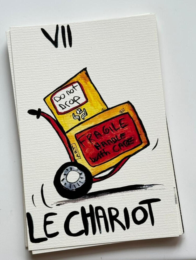 Le Chariot c'est l'exploration. C'est regarder droit devant soi et avancer vers ses objectifs. Ici un diable transporte des oeuvres d'arts fragilesm auquelles il faut faire attention.